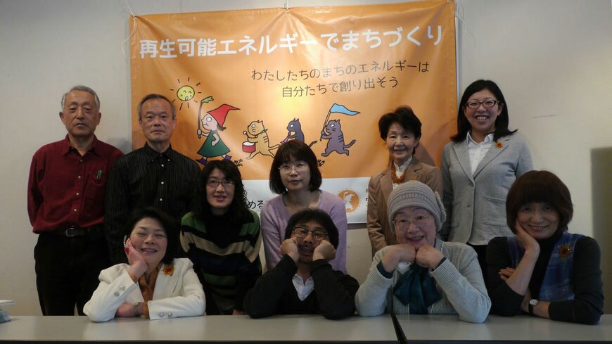 宝塚すみれ発電のメンバー。前列左端が井上社長(写真:宝塚すみれ発電）