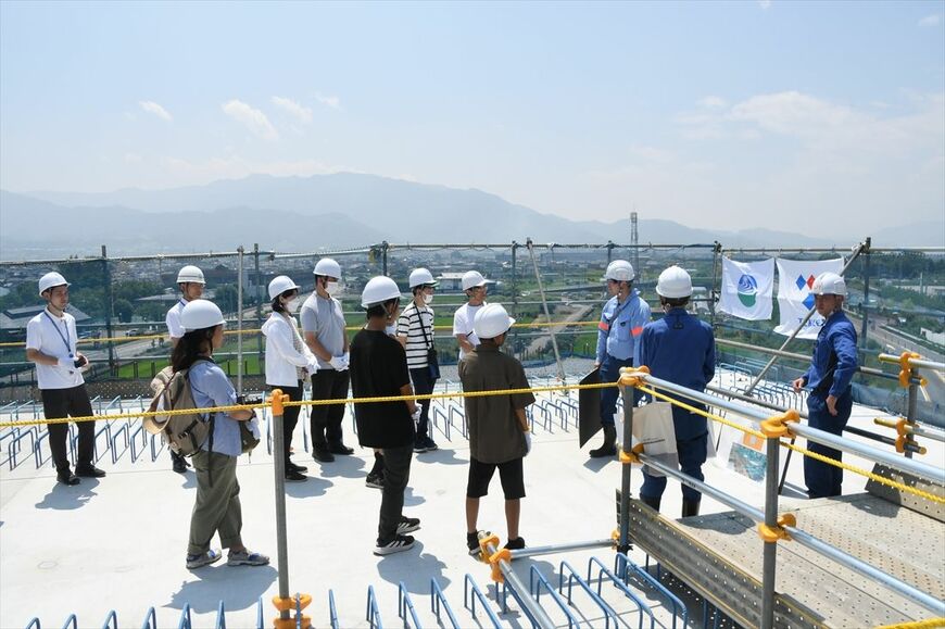 常永川橋梁の現場を見学する地域住民ら（記者撮影）