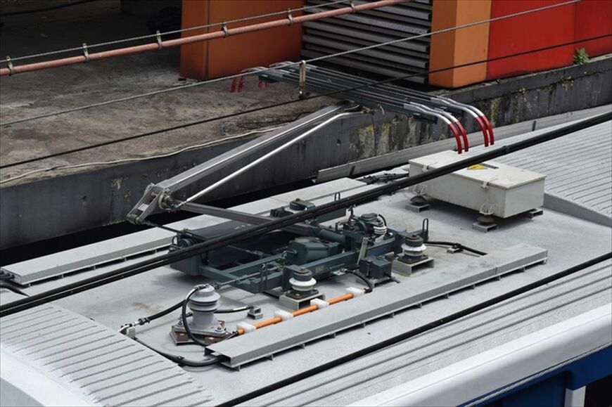 スカルノハッタ空港線車両に採用されている東洋電機製造製のパンタグラフ（筆者撮影）