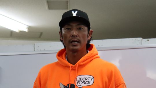 選手に話す斉藤和巳アンバサダー（写真：筆者撮影）