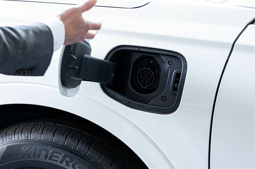プラグイン充電機能を持つホンダの新型燃料電池車「CR-V e:FCEV」（筆者撮影）