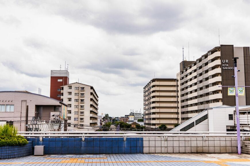 北坂戸駅西口のペデストリアンデッキ。「つい先日までここに電話ボックスがあったんです」と椎木管区長（撮影：鼠入昌史）