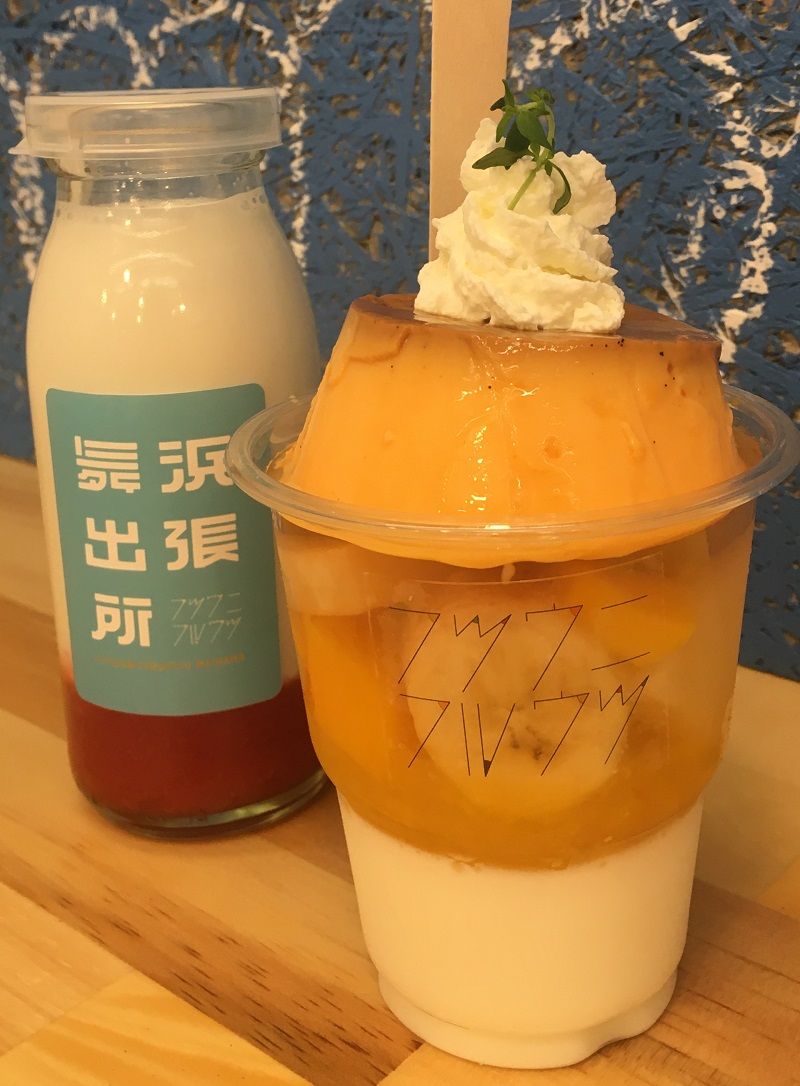 写真左から、期間限定のイチゴギュウニュウ（600円）とナンゴクプリンアラモード（800円）。サンドと同様、フルーツが大ぶりにカットされており、食べ応えがある（筆者撮影）
