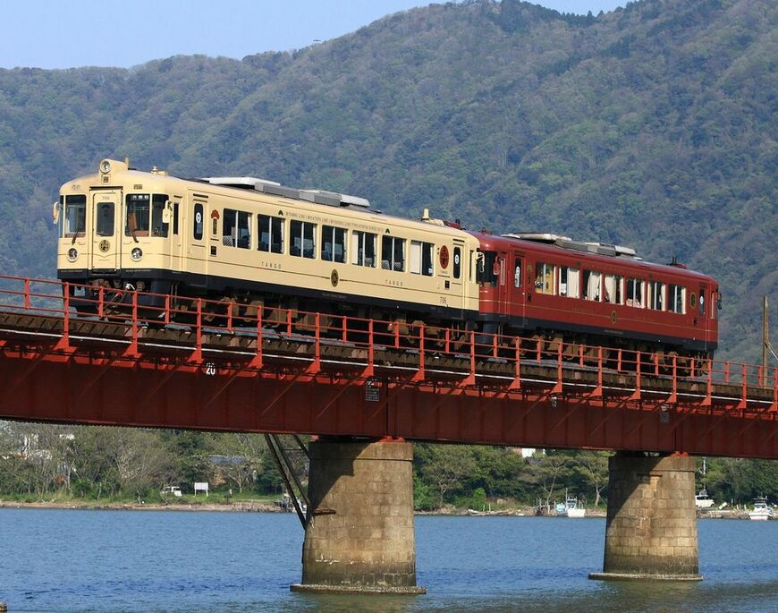リニューアルされた一般車両と連結して走る「丹後あかまつ号」（後）（写真：そら／PIXTA）