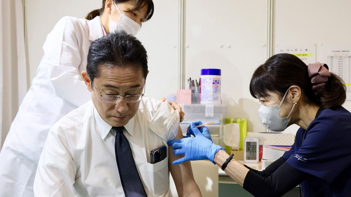 ワクチン接種を受ける岸田文雄首相