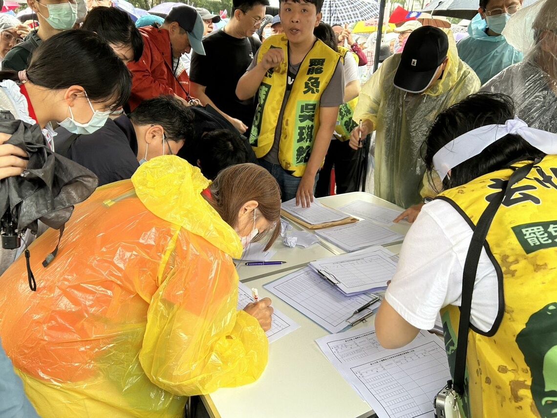 国民党による集会で、リコールのために署名している国民党支持者（写真・早田健文）
