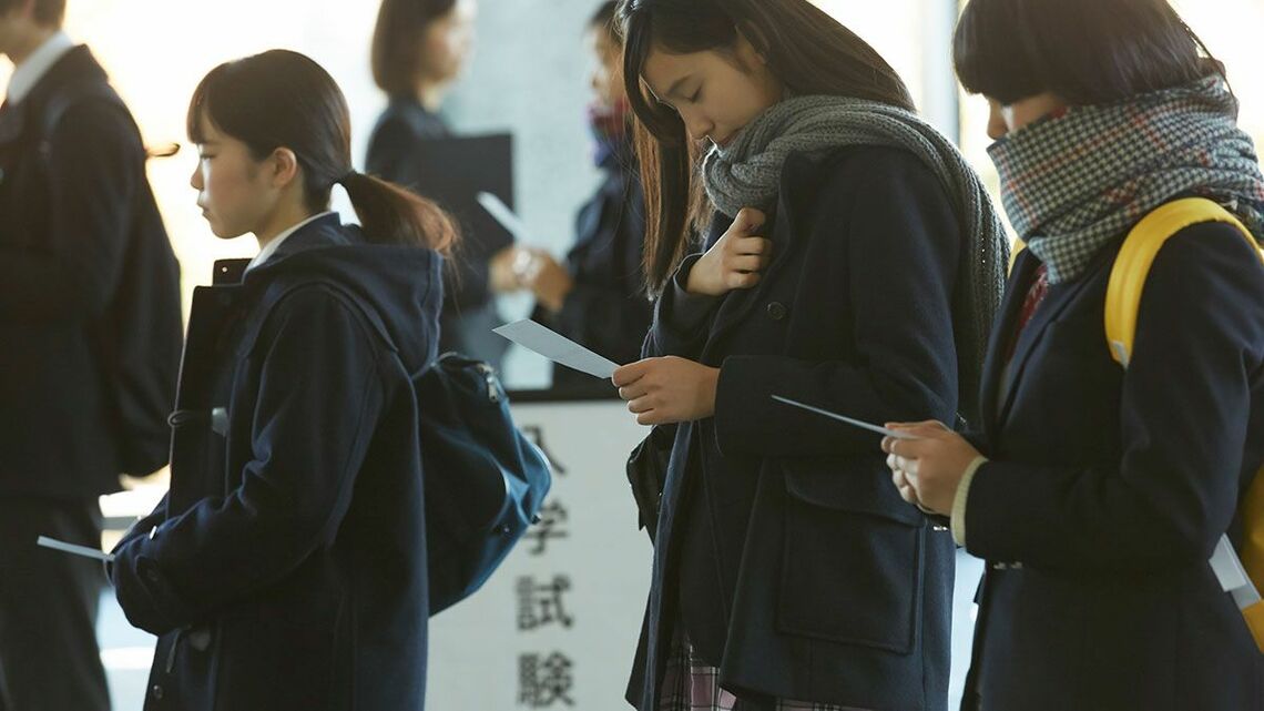 入試会場で行き交う受験生