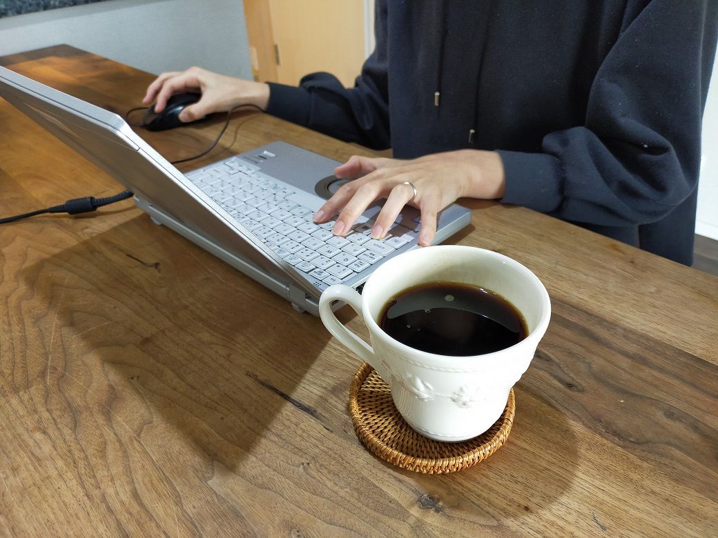 在宅勤務でもコーヒーを飲みながら働く人は多い（写真：サントリー食品インターナショナル）