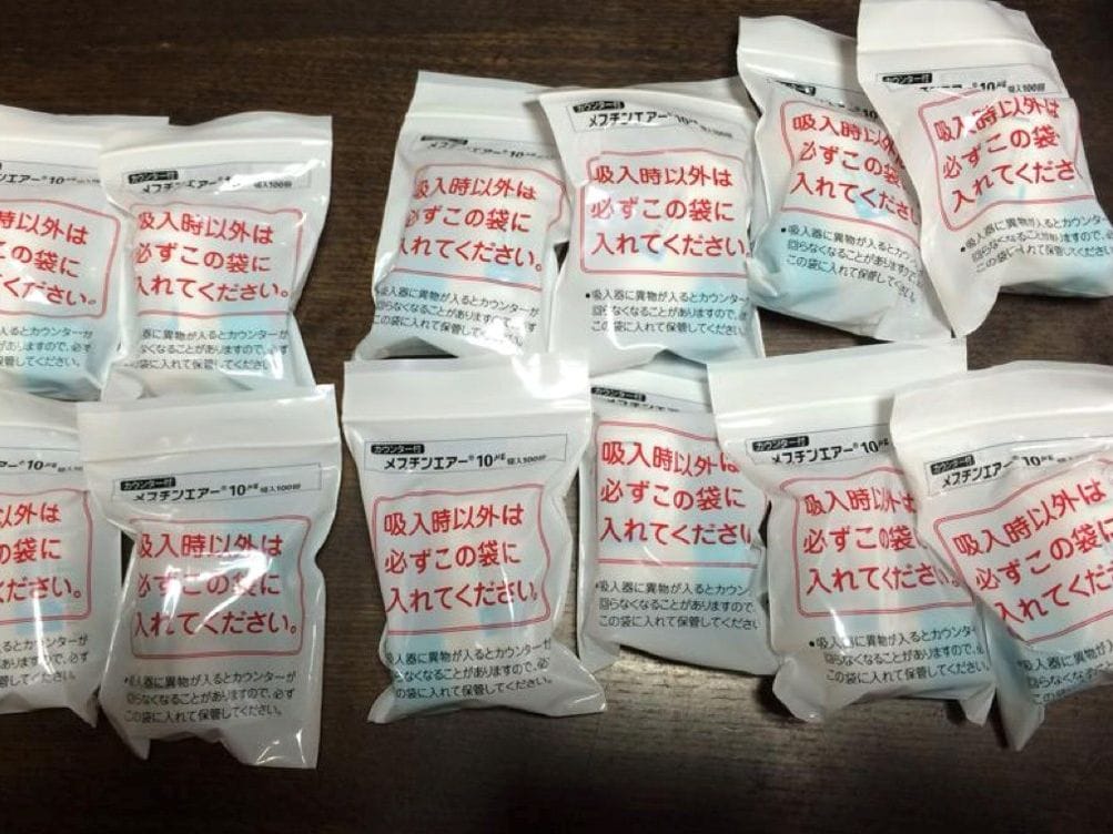 喘息の発作が出たときに使う吸入薬。万が一のために保管しておきたい気持ちもわかるが、余りすぎだ（写真：小黒さん提供）