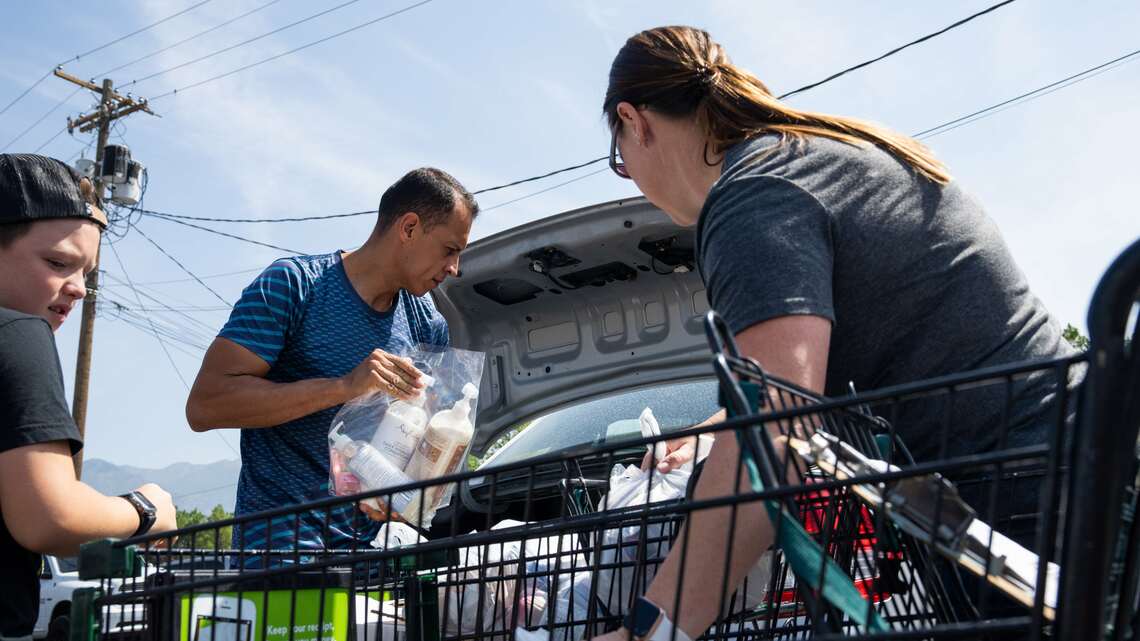 アメリカでは急激なインフレが続く中で、働いていても食料品を十分に買えないという人がフードバンク(食料配給所)を利用するケースが増えている(写真:Niki Chan Wylie/The New York Times)