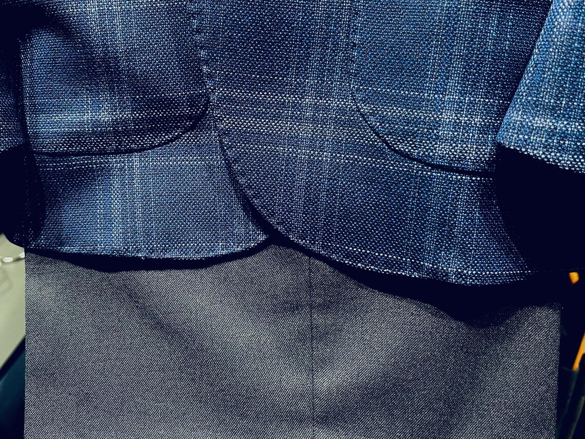 ウール混ジャケットに合わせたテカテカ感のないポリエステルスラックス（写真：筆者撮影）