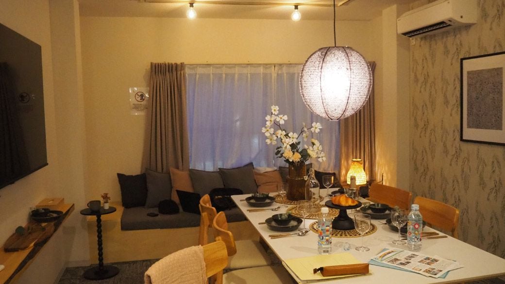 民宿施設内のリビングスペース