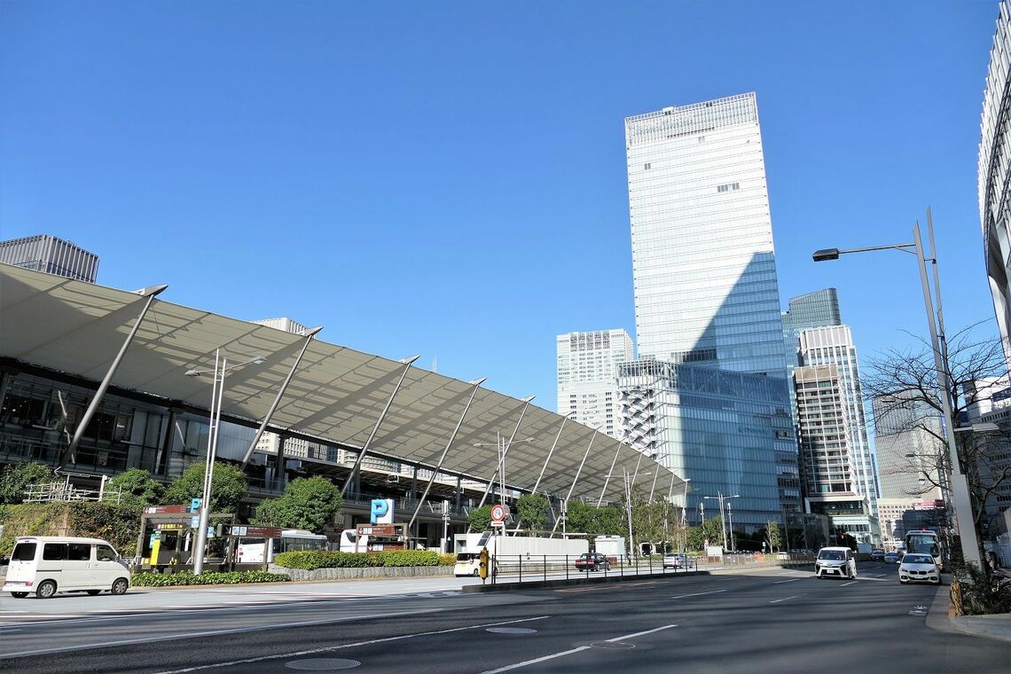 グランルーフがシンボルの東京駅八重洲口。道路の下に八重洲地下街が広がる（記者撮影）