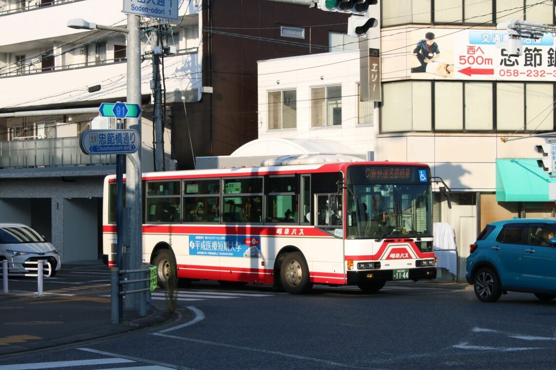 岐阜バスの新快速