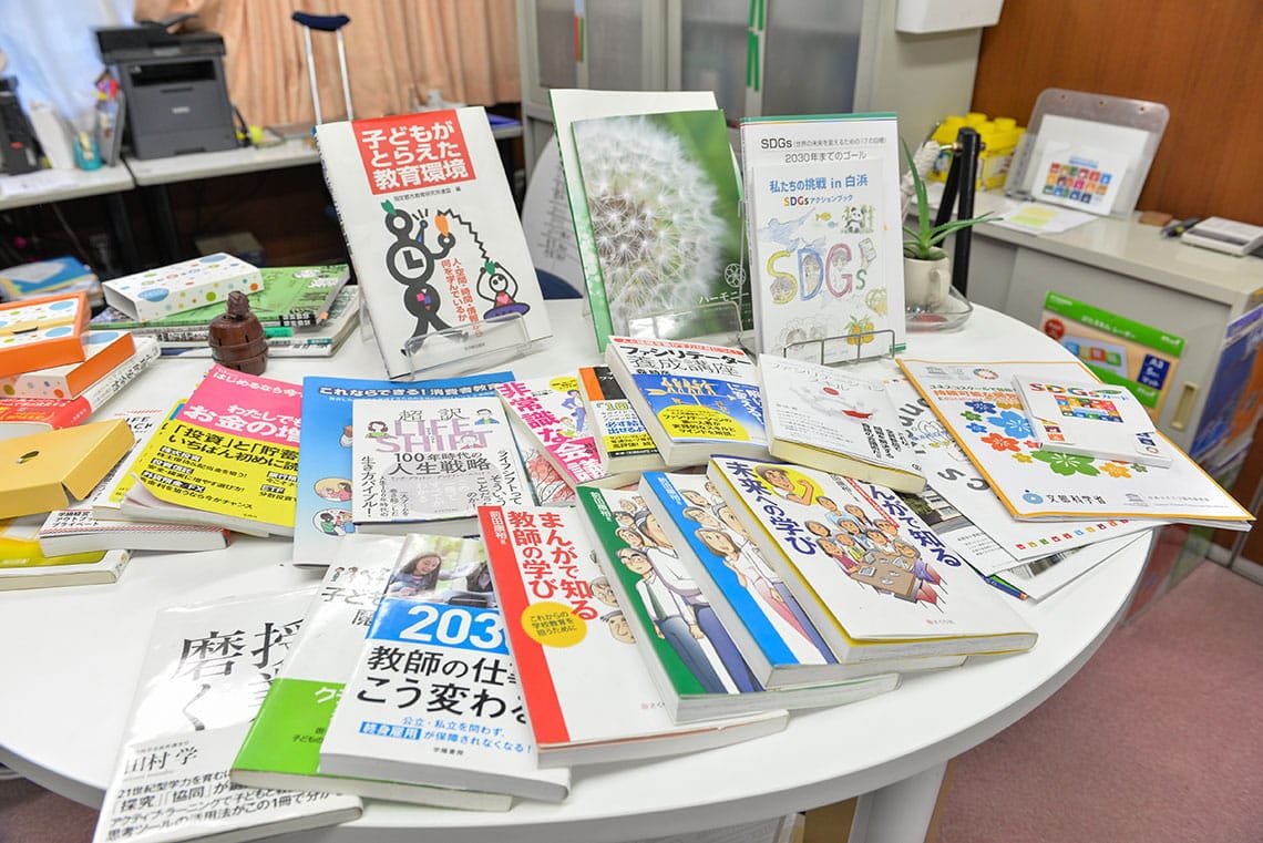 丸形カウンターに置いた「ライブラリー」