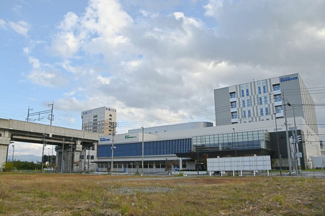 新青森駅前に立つ総合病院・青森新都市病院＝2021年10月（筆者撮影）