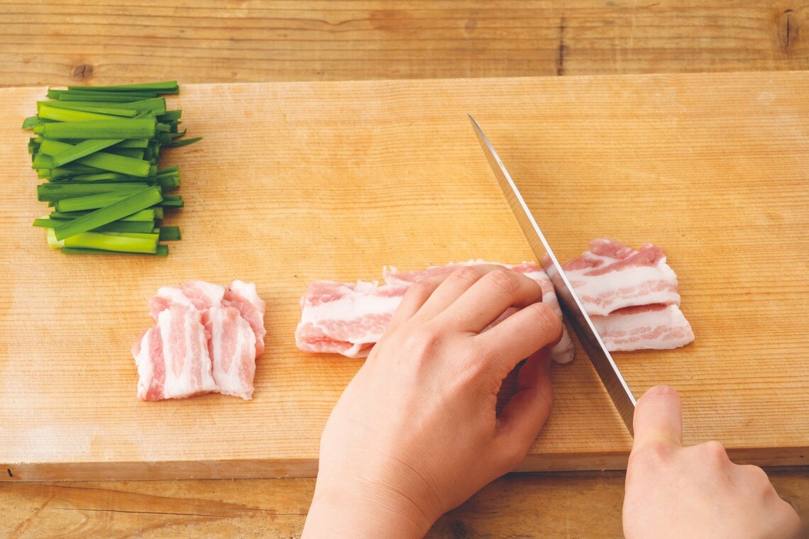 食材はサイズをそろえて切る（『冷凍の専門家が本気で考えた! まるごと冷凍→レンチンごはん』（宝島社）より）