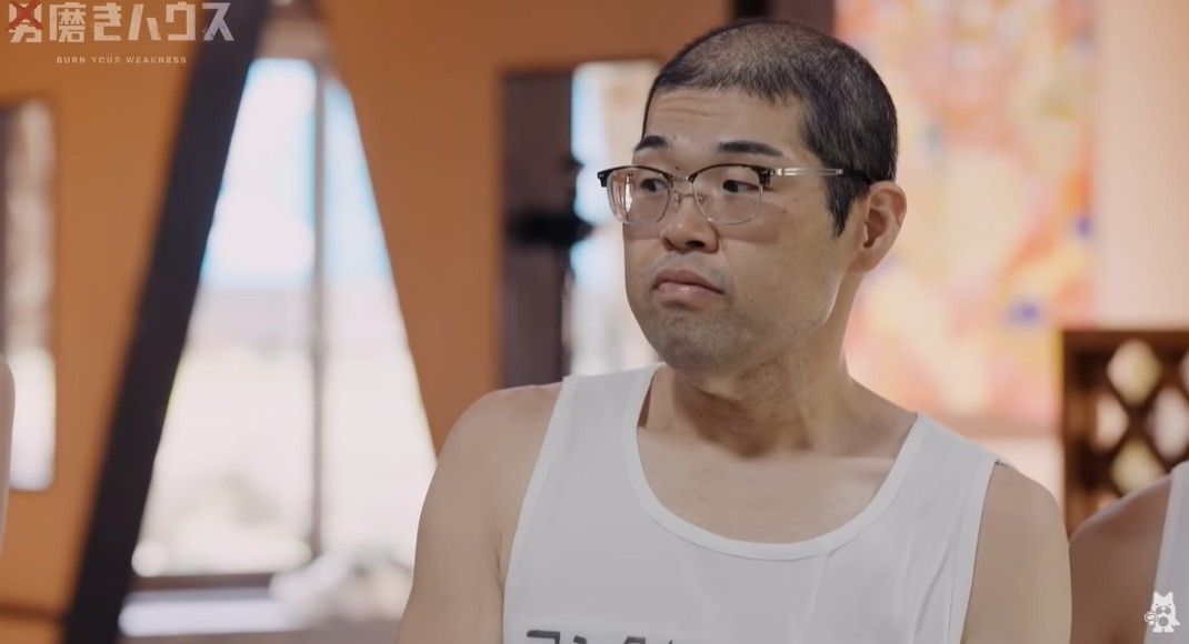 ヨシタカさん。出演メンバーの中では最年長の38歳。コーチ目線の発言を繰り返し、シュンスさんと喧嘩になることも（画像は「ABEMA バラエティ【公式】」YouTubeのスクリーンショット）