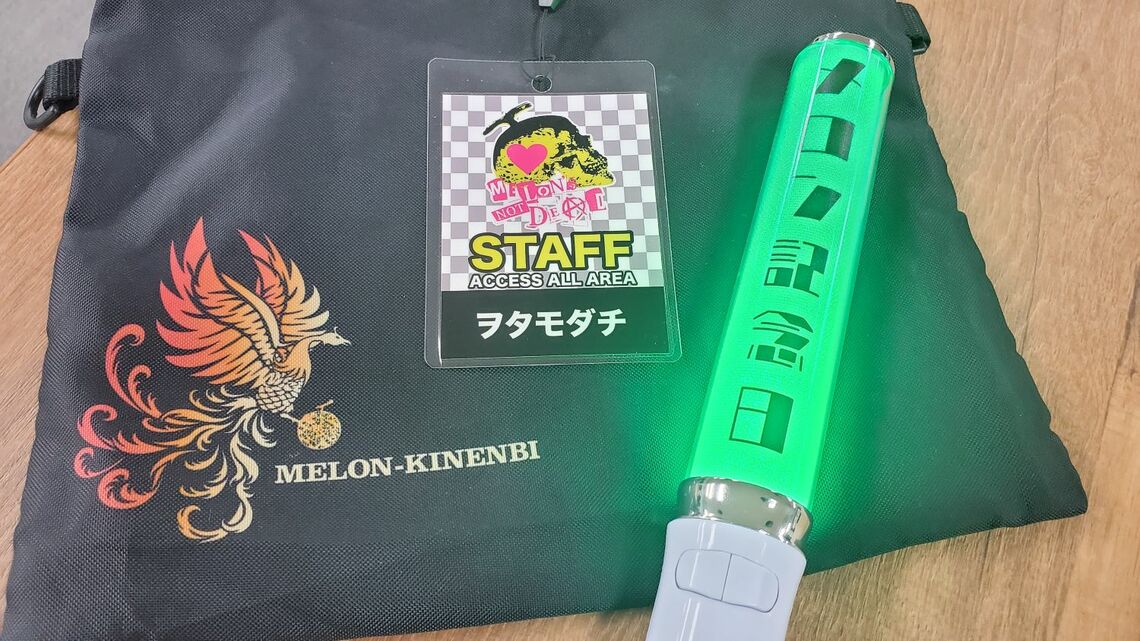 昨年5月のイベントでは入場者特典として「ヲタモダチ」と記された解散ライブ時ツアーの復刻スタッフパス（写真中央）が配られた（写真：編集部撮影）