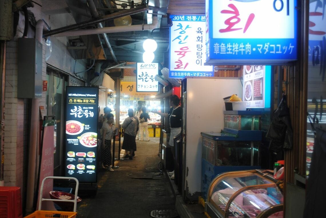 ユッケ専門店が並ぶユッケ通り