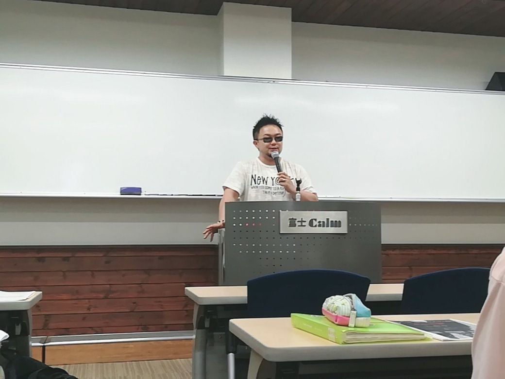 「授業が抜群に面白い」と話のうまさには定評がある（写真：高田さん提供)