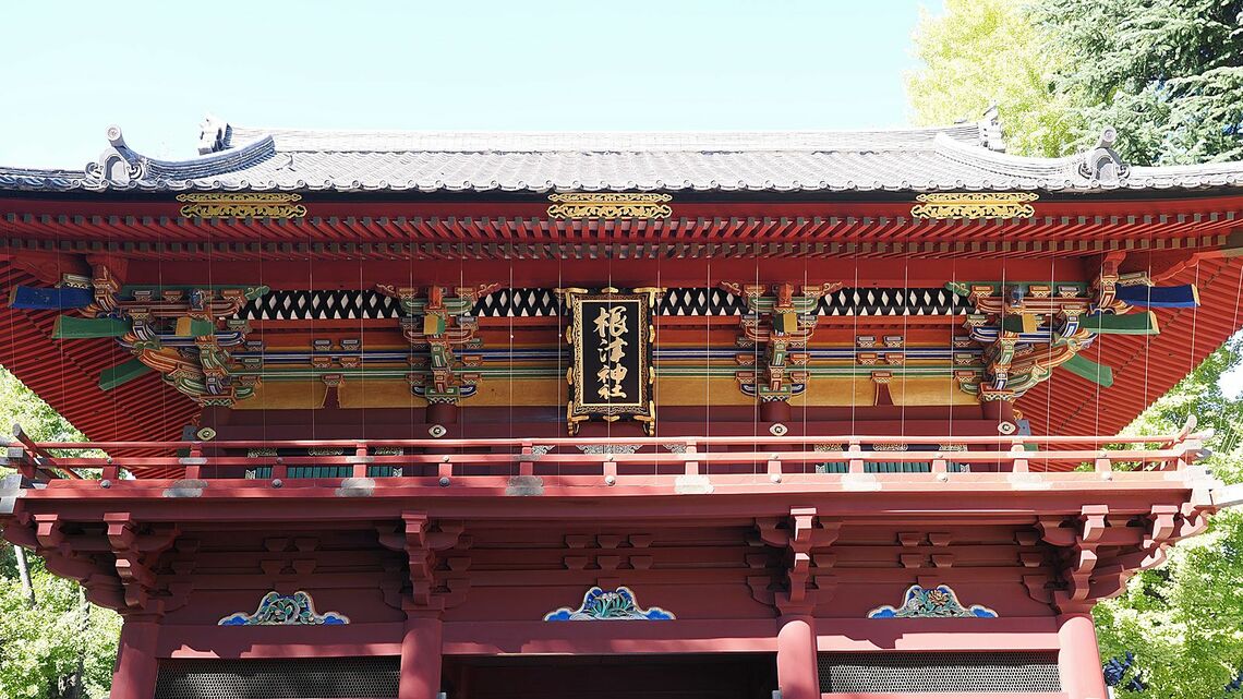 根津神社の煌びやかな楼門。楼門とは、社寺にある、2階建ての1階部分に屋根を持たない門のこと（撮影：小堺丸子）