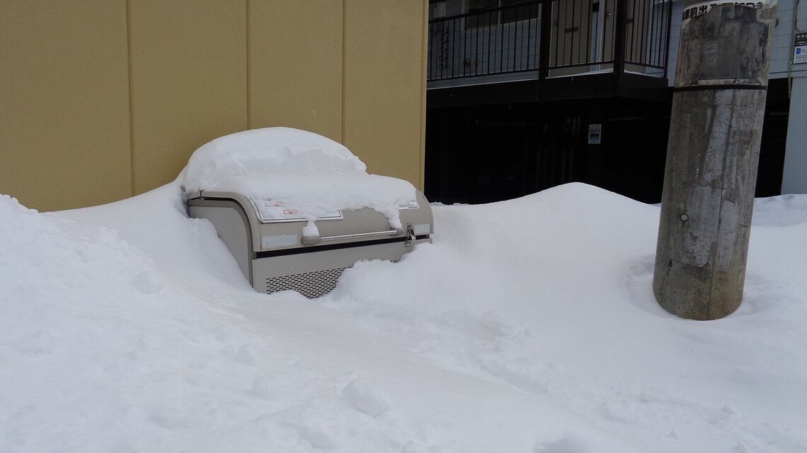 雪に埋もれたごみステーション