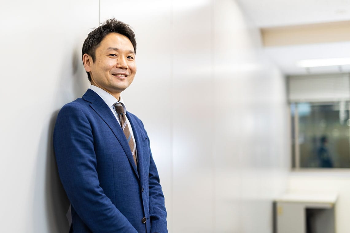 五十棲 浩二（いそずみ・こうじ）経済産業省商務・サービスグループ サービス政策課 教育産業室長2001年経済産業省入省。資源エネルギー庁、内閣府、環境省などを経て、14年に官民交流制度により私立聖光学院中学校高等学校に出向。17年に経産省政策審議室にて教育産業室の立ち上げに関わった後、同省を退職。私立聖光学院中学校高等学校勤務（校長補佐）、神奈川私学修学支援センターの立ち上げ、慶応義塾大学特任講師などを経て、22年7月より現職