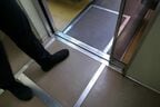 ドアはこの部分を踏むと開く