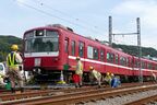 脱線車両の復旧作業