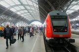 ライプツィヒ行きローカル列車は長距離移動の利用者で週末の朝とは思えない混雑（筆者撮影）