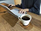 在宅勤務でもコーヒーを飲みながら働く人は多い（写真：サントリー食品インターナショナル）