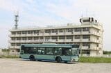 震災遺構荒浜小学校と仙台市バス（筆者撮影）