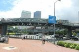 横浜赤レンガ倉庫がある埠頭と横浜ワールドポーターズをつなぐサークルウォーク（筆者撮影）
