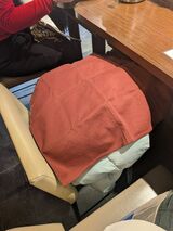 においや油跳ねガードに荷物に布をかぶせてくれるが、効果は限定的だ（写真：筆者撮影）