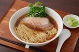 「鴨がら・鶏がらだしのトマトしょうゆラーメン」（1750円）も人気の1杯。鴨の脂で炒めたトマトの甘みとほのかな酸味がアクセントになっている。豚バラのチャーシューもうまい（筆者撮影）