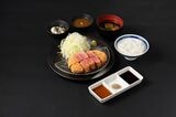 牛ヒレカツ膳。牛ヒレカツはしっとりやわらかく、上品な味わいが特徴だ（写真提供：ゴリップ）