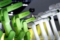 ファナックが22年度の営業益予想を若干上方修正 ロボット部門米中で大幅増､1対5の株式分割実施