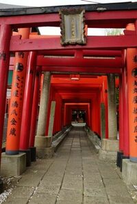 巨大物流センターと立ち上がる「斜めの壁」 穴守稲荷駅の羽田クロノゲートへ行ってみた