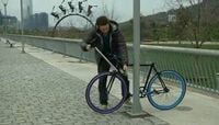 逆転の発想､｢絶対盗めない自転車｣ <動画>チリの学生が考えた驚きの仕組み