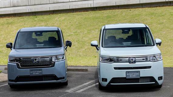 2025年5月のマイナーチェンジで追加された2グレード。写真左が「STEP WGN e:HEV SPADA PREMIUM LINE BLACK EDITION(ステップワゴン e:HEV スパーダ プレミアムライン ブラック エディション)」、写真右が「STEP WGN AIR EX(ステップ ワゴン エアーEX)」