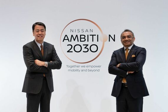 長期ビジョン「Nissan Ambition 2030」を発表した、日産自動車の社長兼最高経営責任者である内田 誠氏と、最高執行責任者であるアシュワニ グプタ氏（写真：日産自動車）