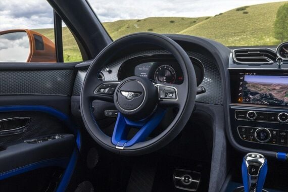 派手なアクセントカラーが入る内装もイギリスのスポーツカーらしさのひとつ(写真:Bentley Motors)