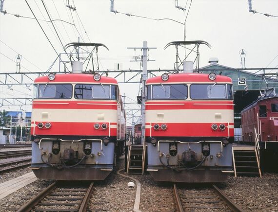 E851 西武 2台並び 正面 車両基地内