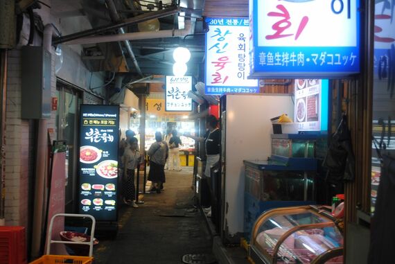 ユッケ専門店が並ぶユッケ通り