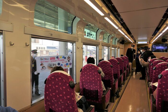 途中、駅員の見送りも