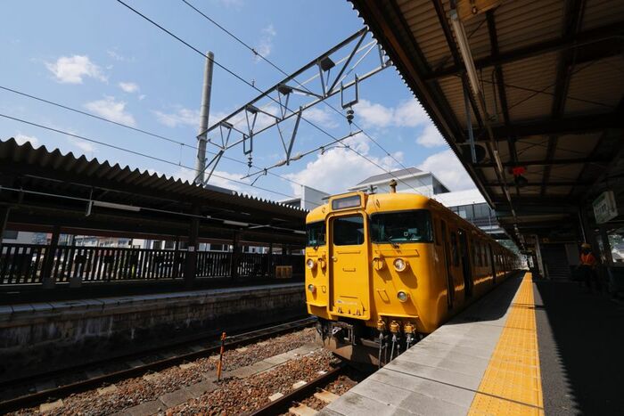 荷物の積載列車となった備中高梁発長船行き1838M