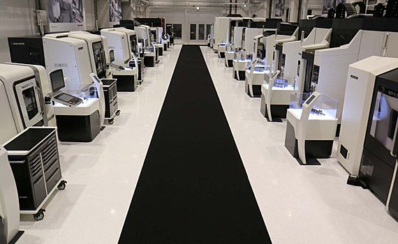 30台の工作機械がずらり