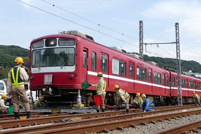 脱線車両の復旧作業