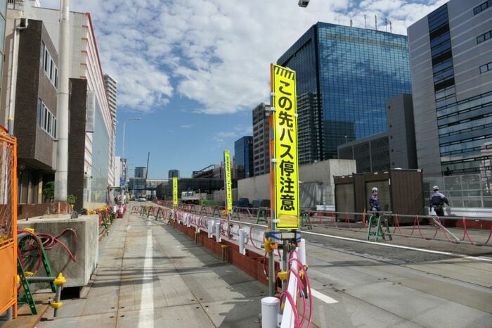 新御堂筋に沿って工事が進む